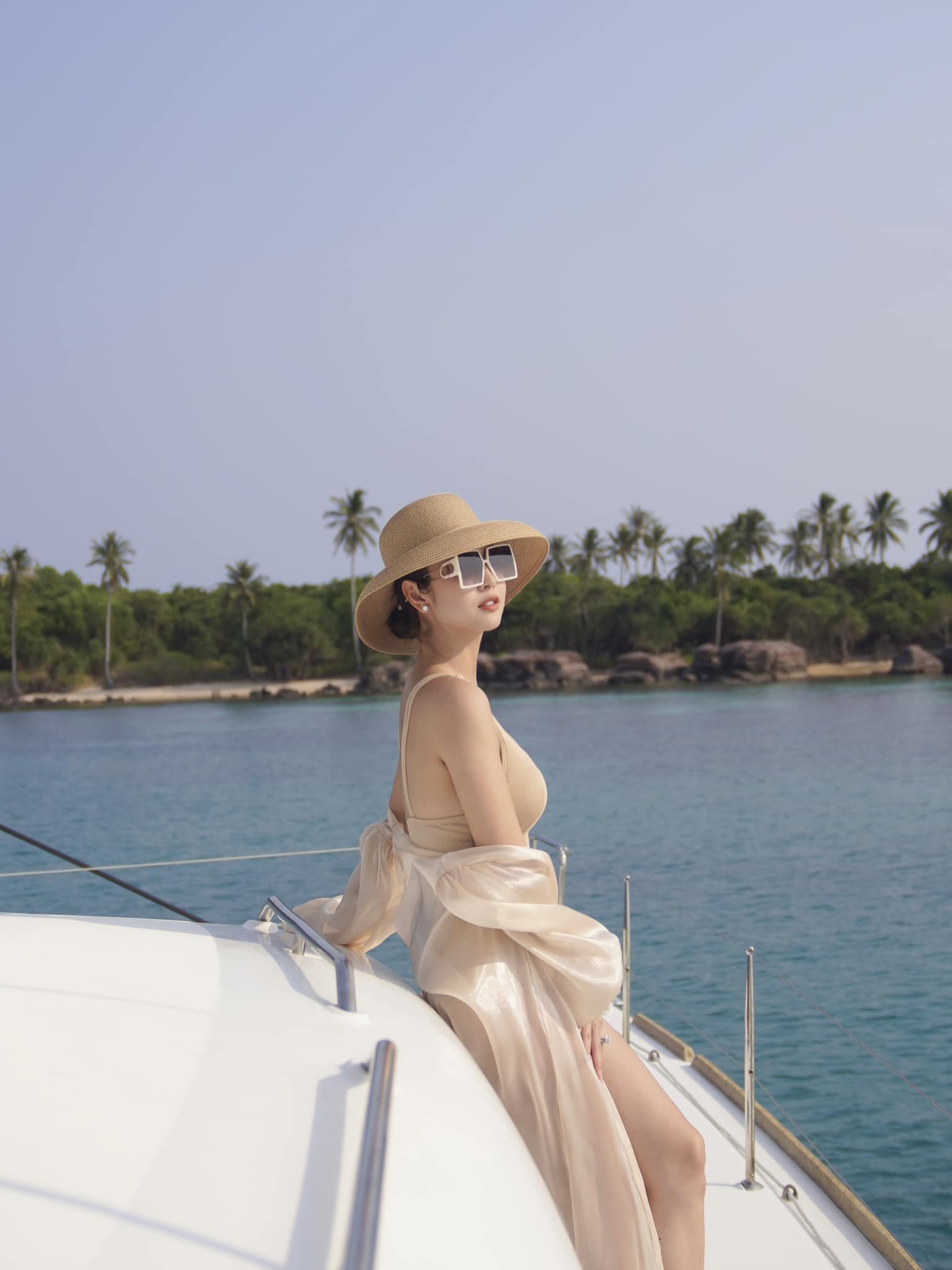 Loạt mỹ nh&acirc;n Việt quyến rũ trước biển - Ảnh 1.