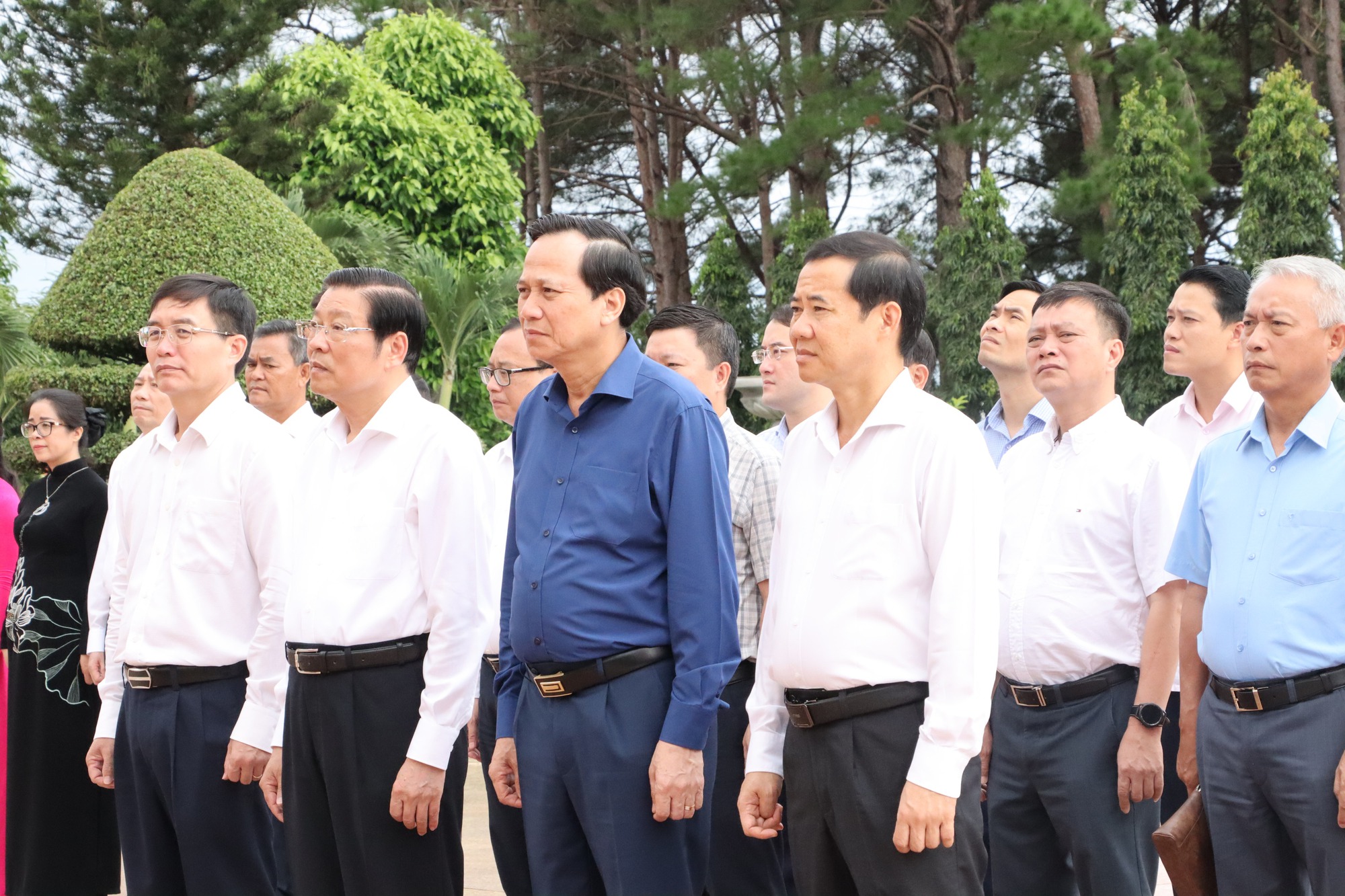Trưởng Ban Nội chính Trung ương thăm hỏi gia đình các liệt sĩ trong vụ khủng bố ở Đắk Lắk - Ảnh 1.
