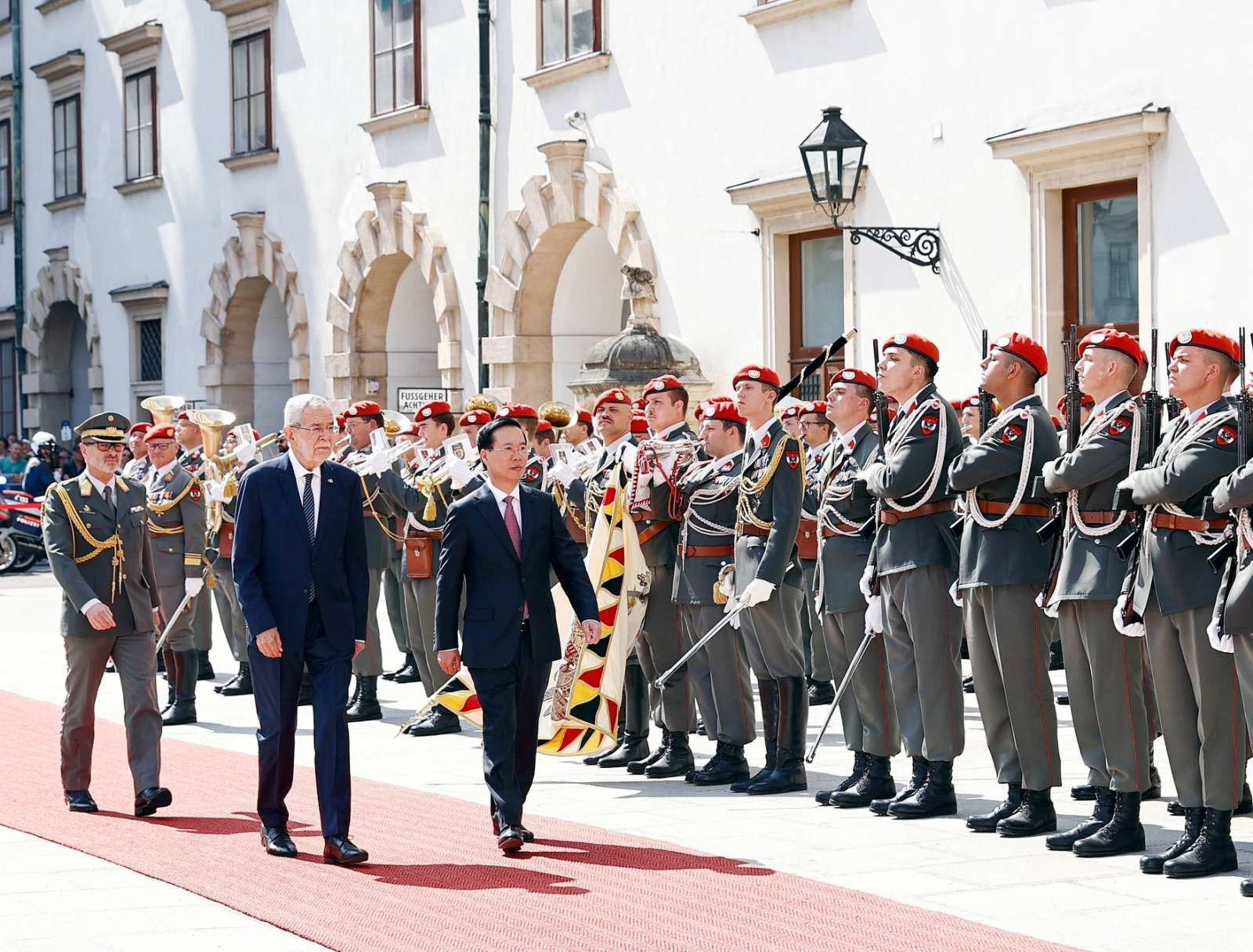 Cận cảnh lễ đ&oacute;n Chủ tịch nước V&otilde; Văn Thưởng thăm &Aacute;o tại Cung điện Hofburg - Ảnh 5.