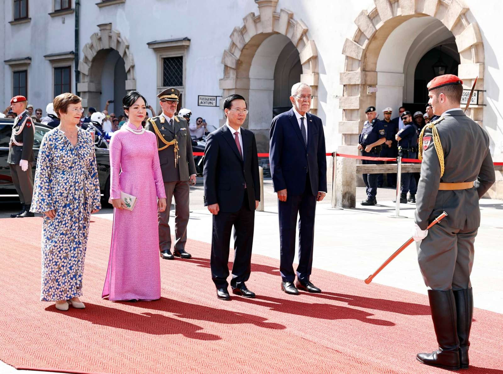 Cận cảnh lễ đ&oacute;n Chủ tịch nước V&otilde; Văn Thưởng thăm &Aacute;o tại Cung điện Hofburg - Ảnh 4.