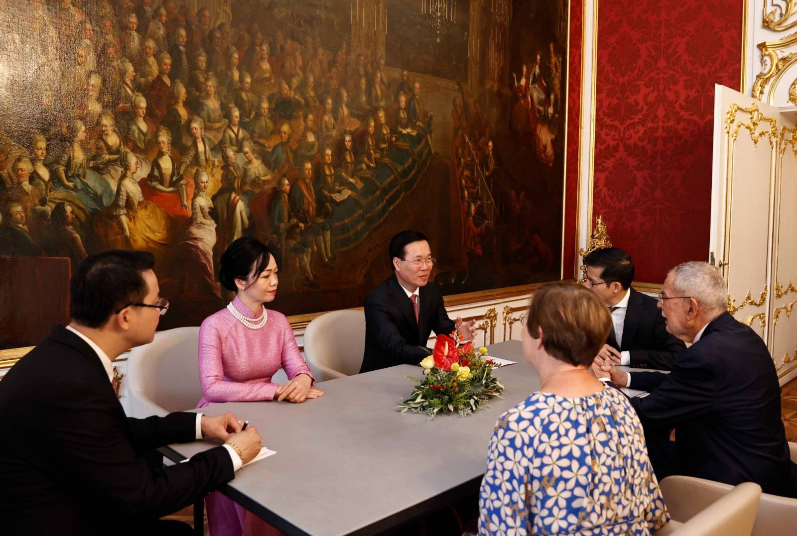Cận cảnh lễ đ&oacute;n Chủ tịch nước V&otilde; Văn Thưởng thăm &Aacute;o tại Cung điện Hofburg - Ảnh 8.