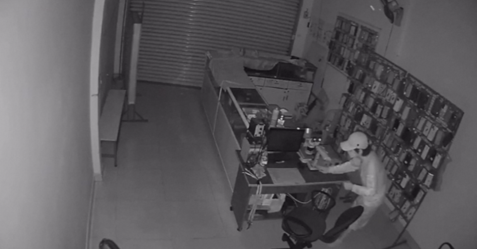 CLIP: Nam thanh niên gom 25 điện thoại của khổ chủ ở TP HCM