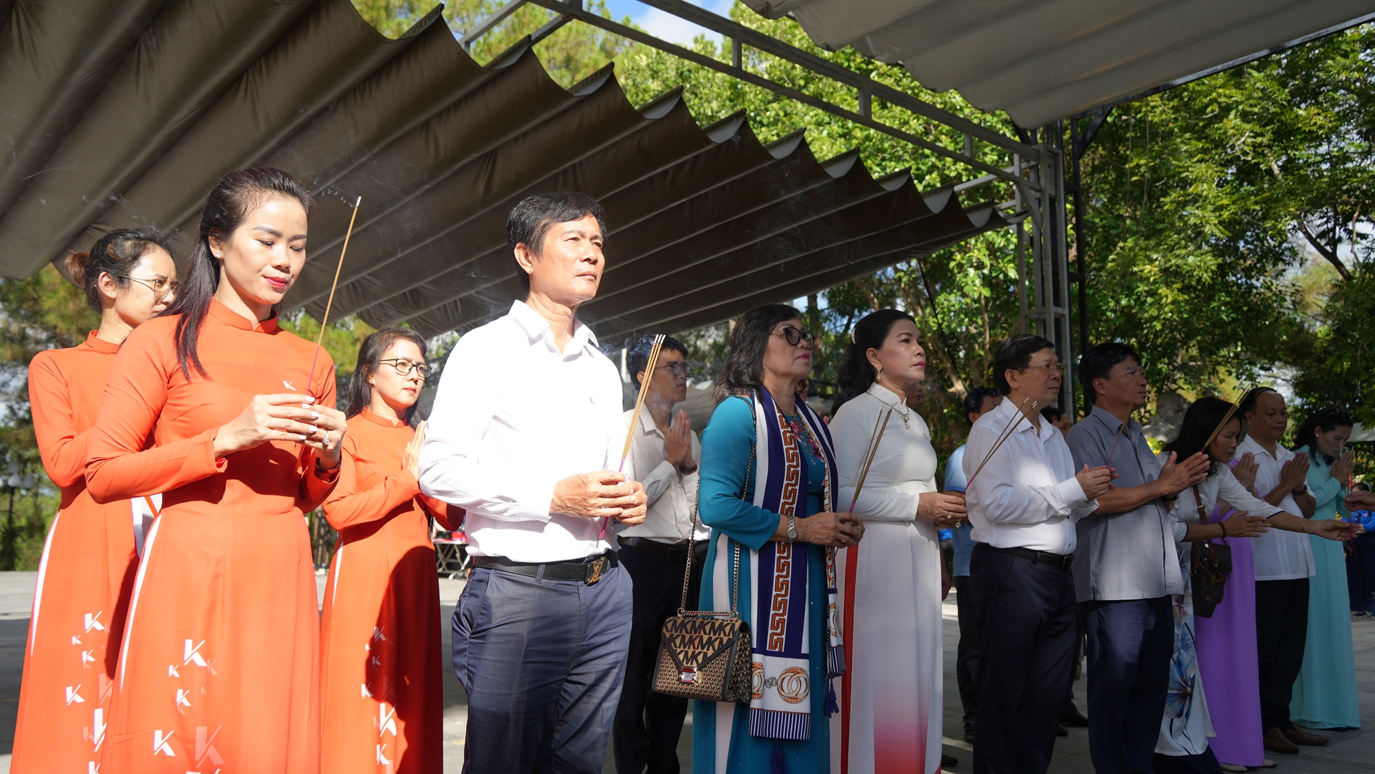 Quỹ Từ thiện Kim Oanh tổ chức lễ cầu siêu tại nghĩa trang Liệt sĩ Trường Sơn, tặng quà gia đình chính sách tại Quảng Trị