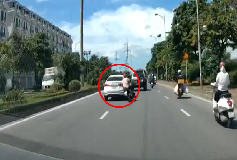CLIP: Tài xế ôtô nghi chèn ép khiến người đi xe máy ngã ra đường