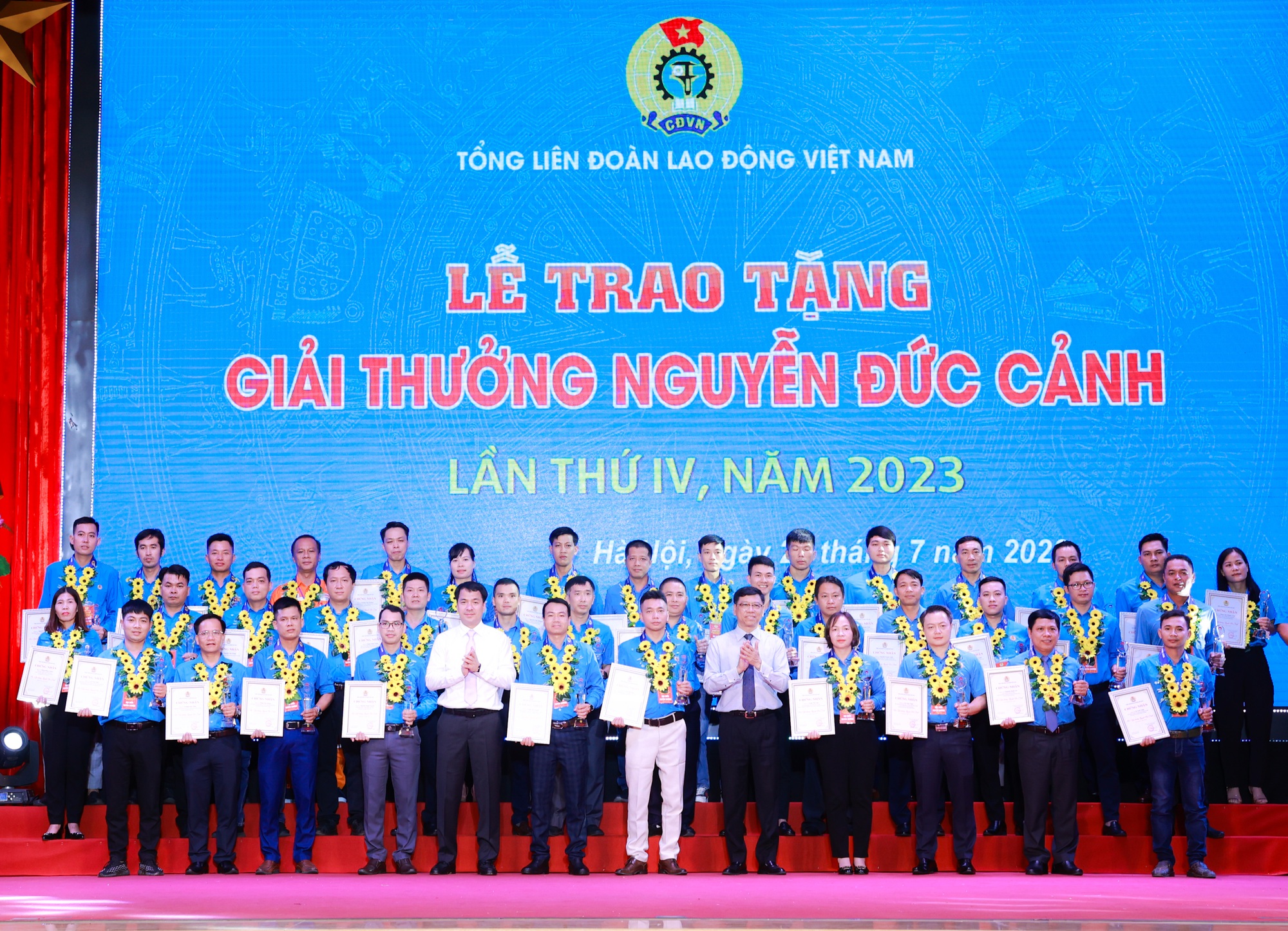 167 c&ocirc;ng nh&acirc;n được trao Giải thưởng Nguyễn Đức Cảnh lần thứ IV năm 2023 - Ảnh 4.