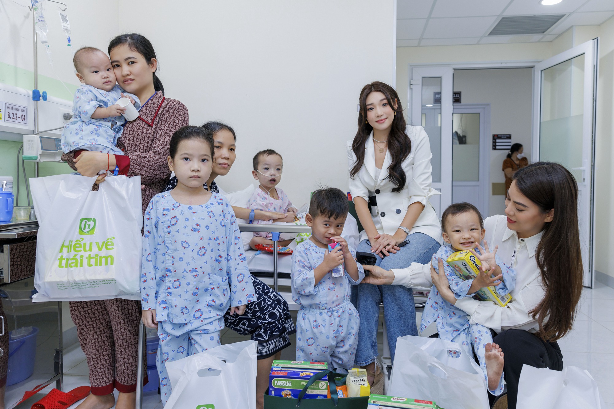 Hoa hậu Mina Sue Choi bật kh&oacute;c khi thăm Viện tim - Ảnh 3.