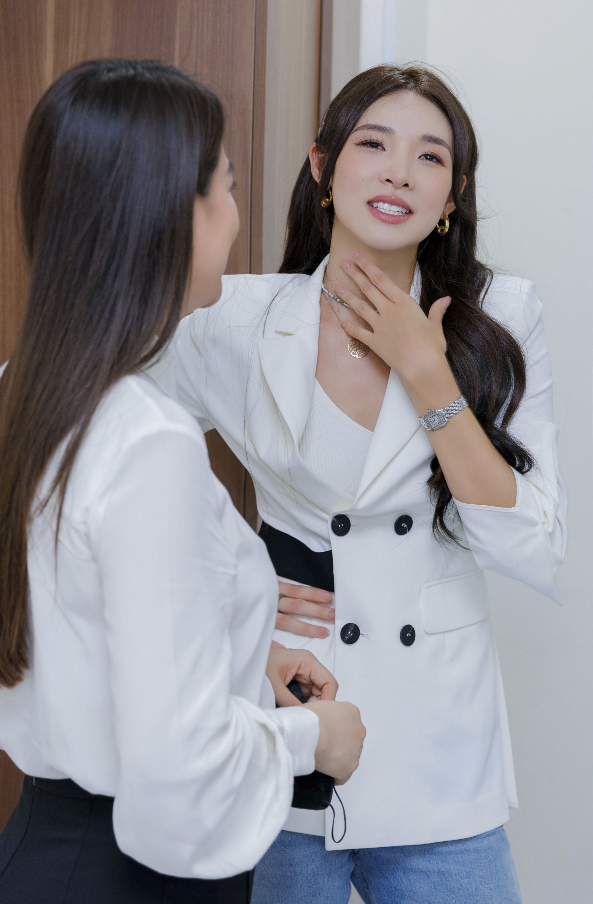 Hoa hậu Mina Sue Choi bật kh&oacute;c khi thăm Viện tim - Ảnh 1.
