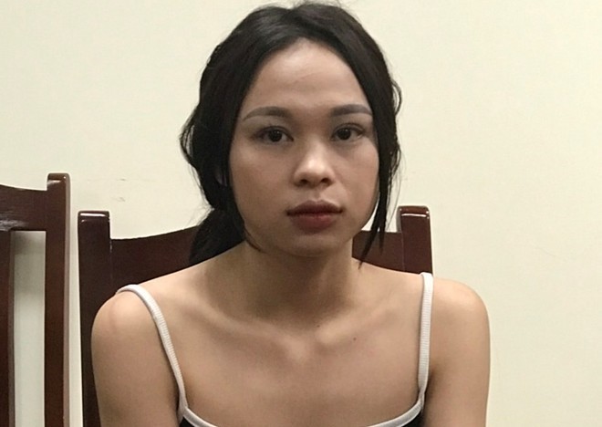 Cô gái trẻ xinh như "hot girl” ăn mặc mát mẻ đi bán ma túy lúc nửa đêm
