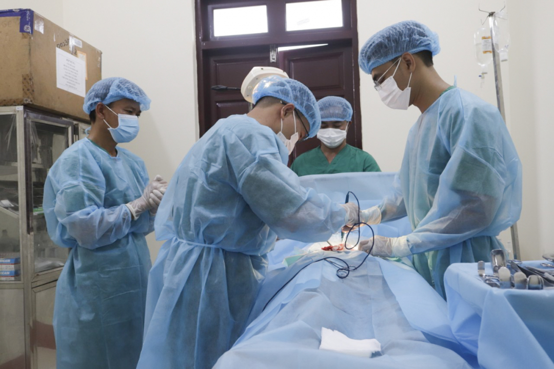 Vùng 4 Hải quân liên tục cứu ngư dân gặp nguy hiểm trên vùng biển Trường Sa