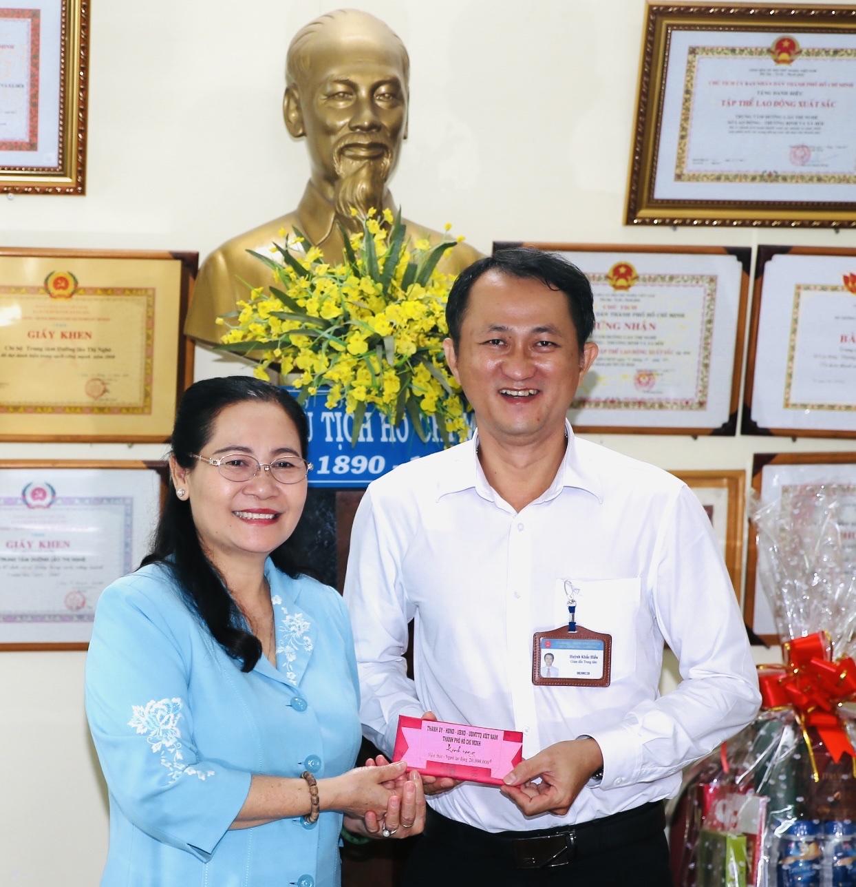 Lãnh đạo TP HCM thăm người có công với cách mạng - Ảnh 1.