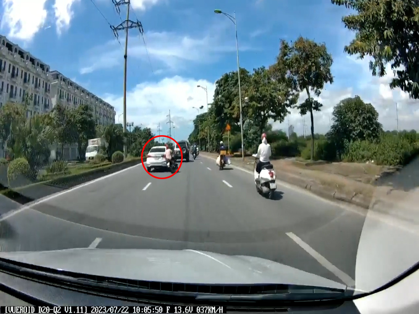 CLIP: T&agrave;i xế &ocirc;t&ocirc; nghi ch&egrave;n &eacute;p khiến người đi xe m&aacute;y ng&atilde; ra đường - Ảnh 3.