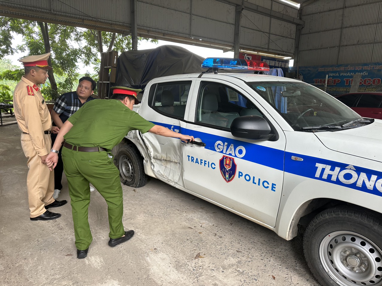 Đang bị lập biên bản vi phạm, tài xế lái xe tải bỏ chạy, tông hỏng xe CSGT