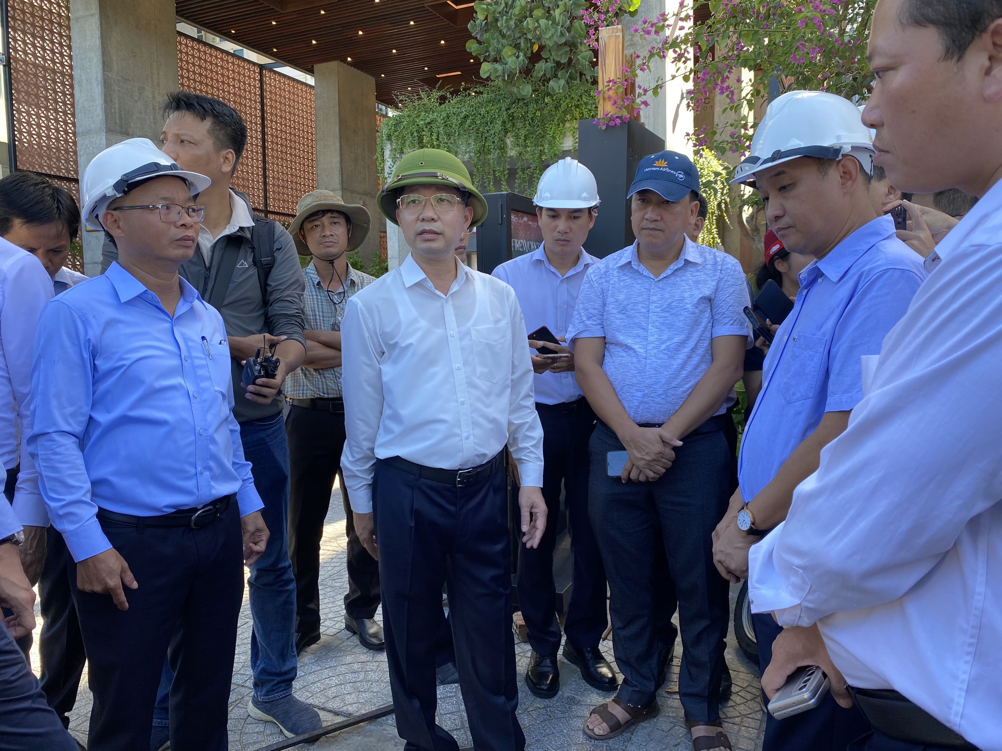 B&iacute; thư Th&agrave;nh uỷ Đ&agrave; Nẵng đi kiểm tra nước xả thải - Ảnh 1.