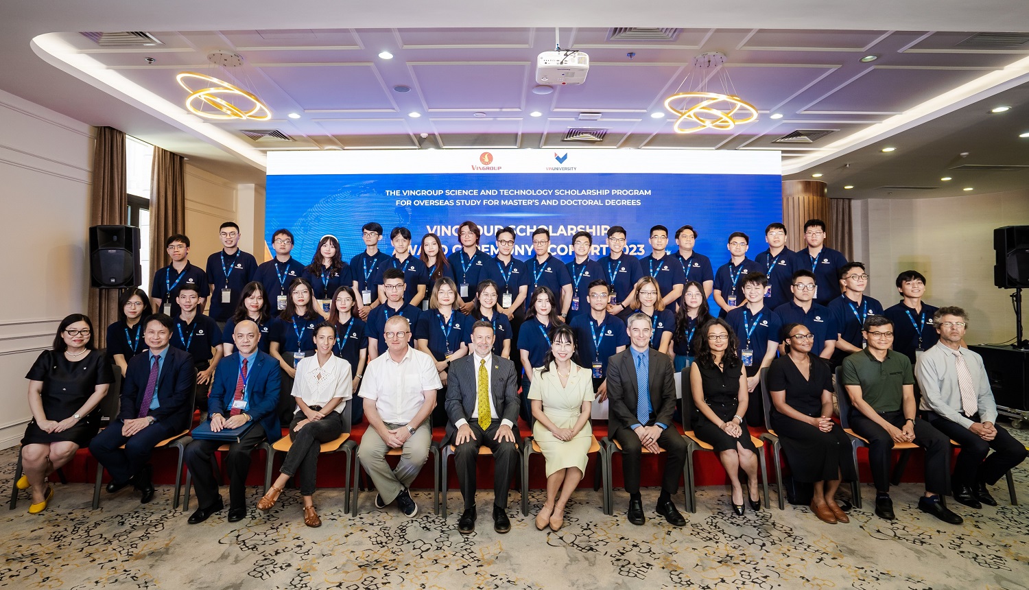 Vingroup trao 120 tỉ đồng học bổng khoa học công nghệ năm 2023 - Ảnh 1.