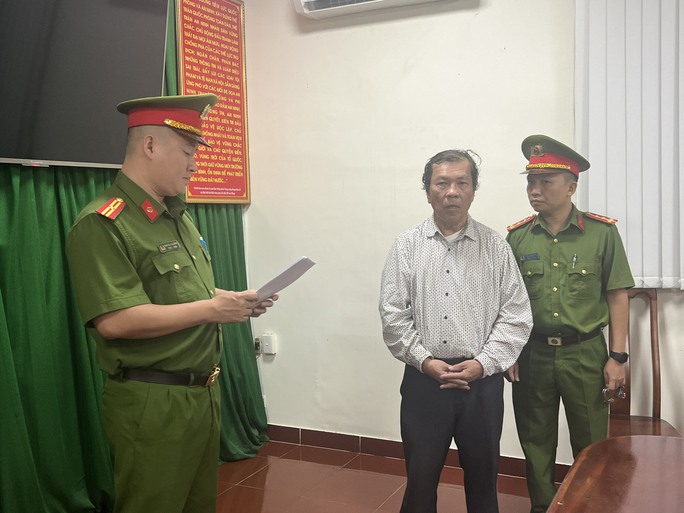 Lời khai v&igrave; sao cựu Chủ nhiệm Đo&agrave;n Luật sư Vĩnh Long x&uacute;c phạm b&agrave; Phương Hằng - Ảnh 1.