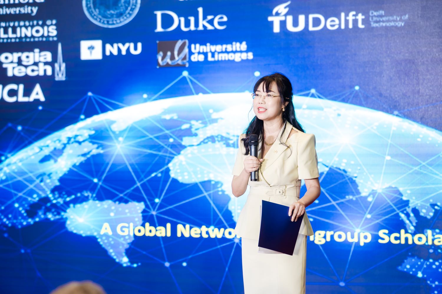 Vingroup trao 120 tỉ đồng học bổng khoa học công nghệ năm 2023 - Ảnh 2.