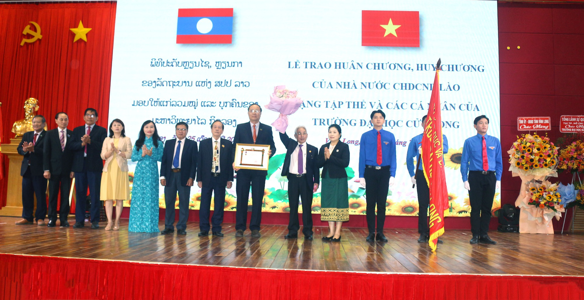 Trường ĐH Cửu Long nhận phần thưởng cao quý từ Lào