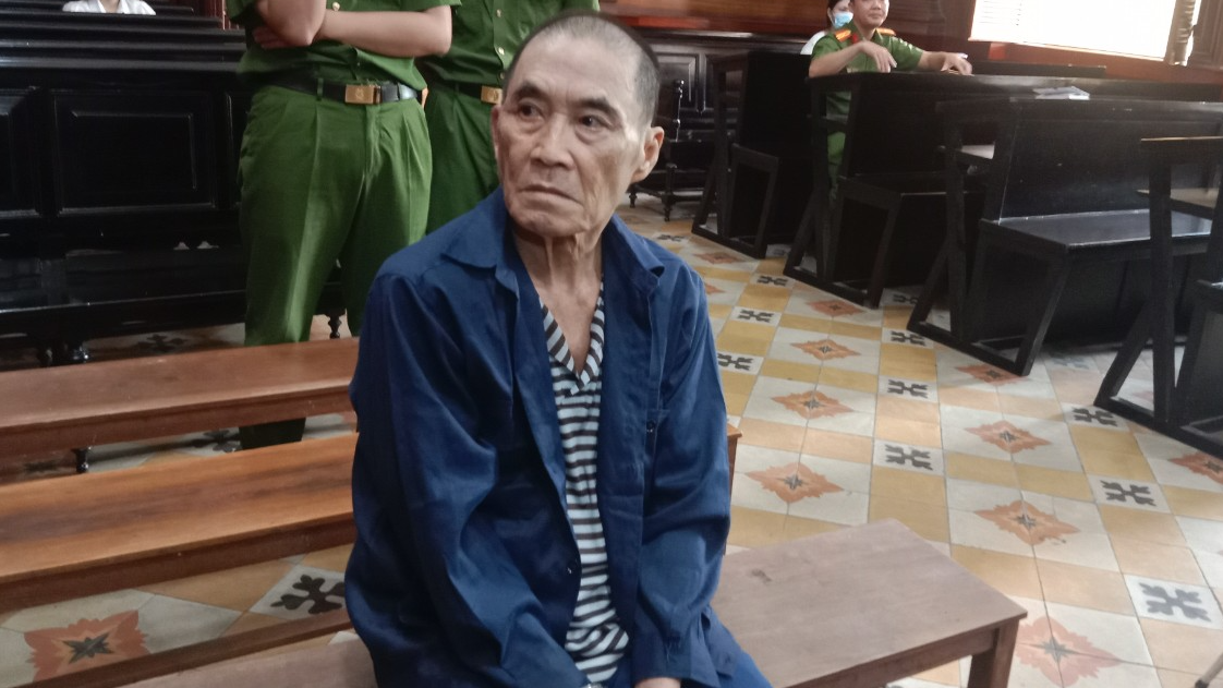 Bị người tình trẻ bỏ rơi vì hết tiền, ông lão "cả giận mất khôn"