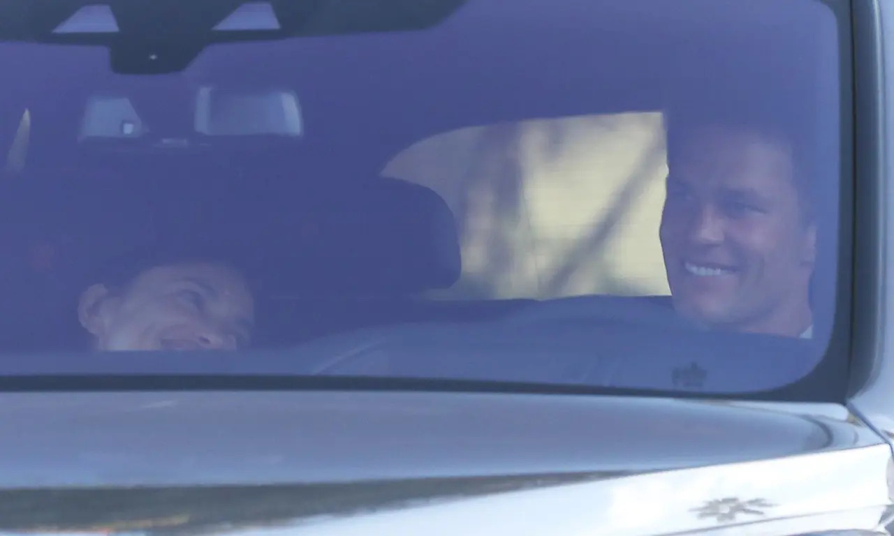 Rộ tin si&ecirc;u mẫu Irina Shayk hẹn h&ograve; c&ugrave;ng Tom Brady - Ảnh 1.