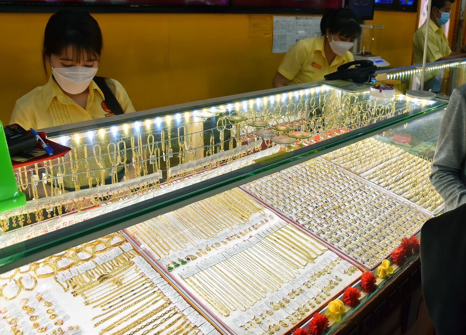 Giá vàng hôm nay 26-7: Vàng và USD trong nước đồng loạt giảm giá