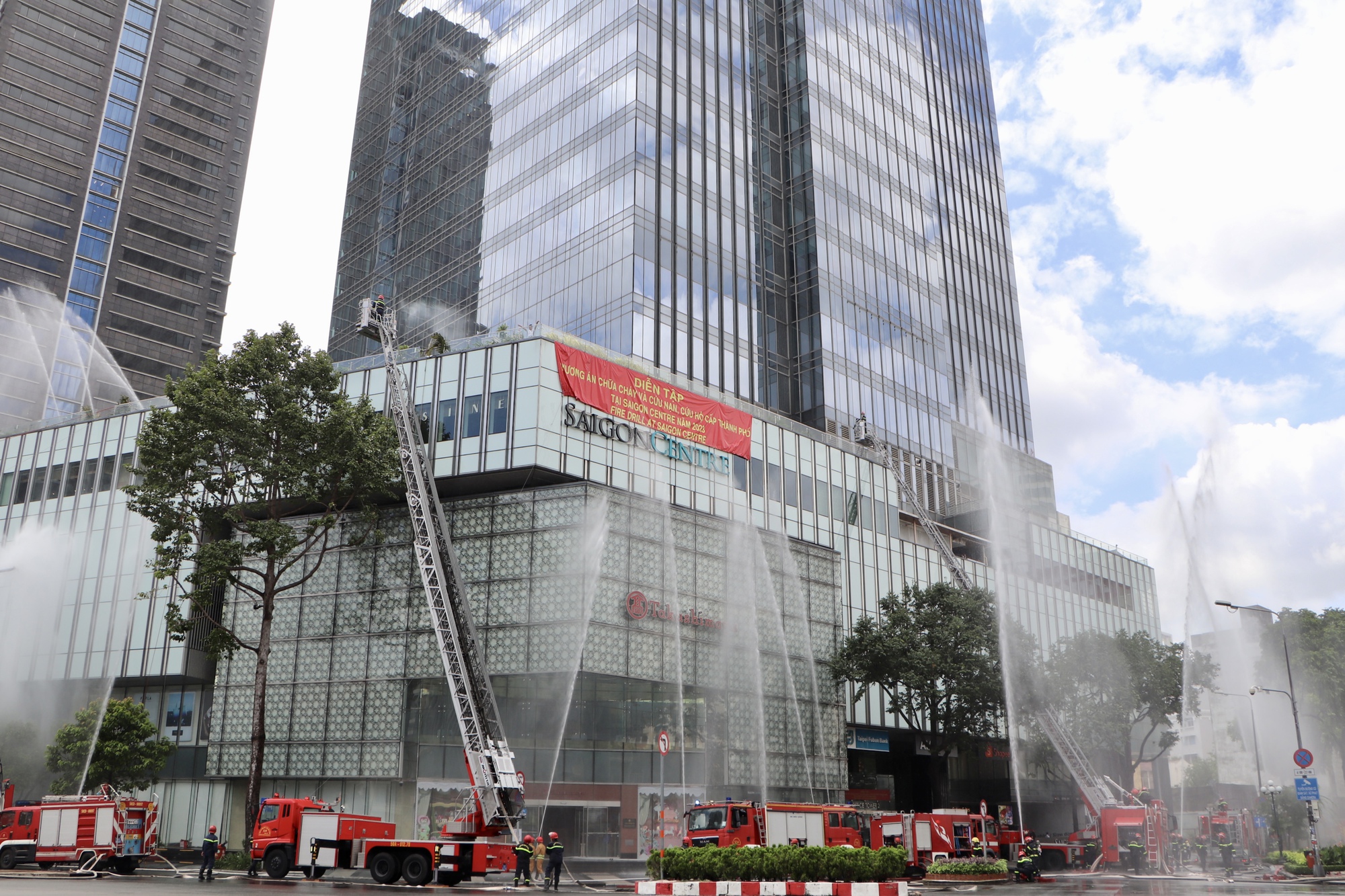 TP HCM: Hướng dẫn thoát nạn cho hơn 6.000 người ở toà nhà Saigon Centre