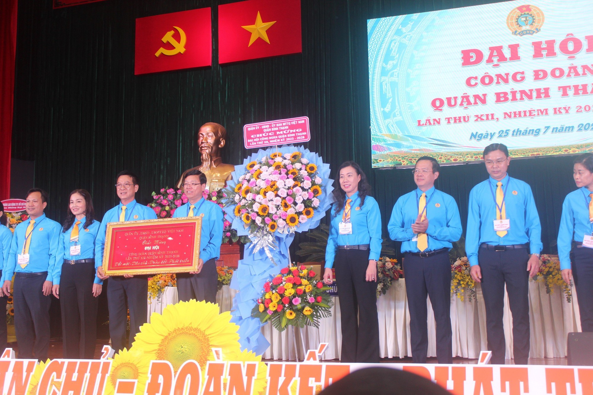 Đẩy mạnh phong tr&agrave;o thi đua lao động giỏi, lao động s&aacute;ng tạo  - Ảnh 2.