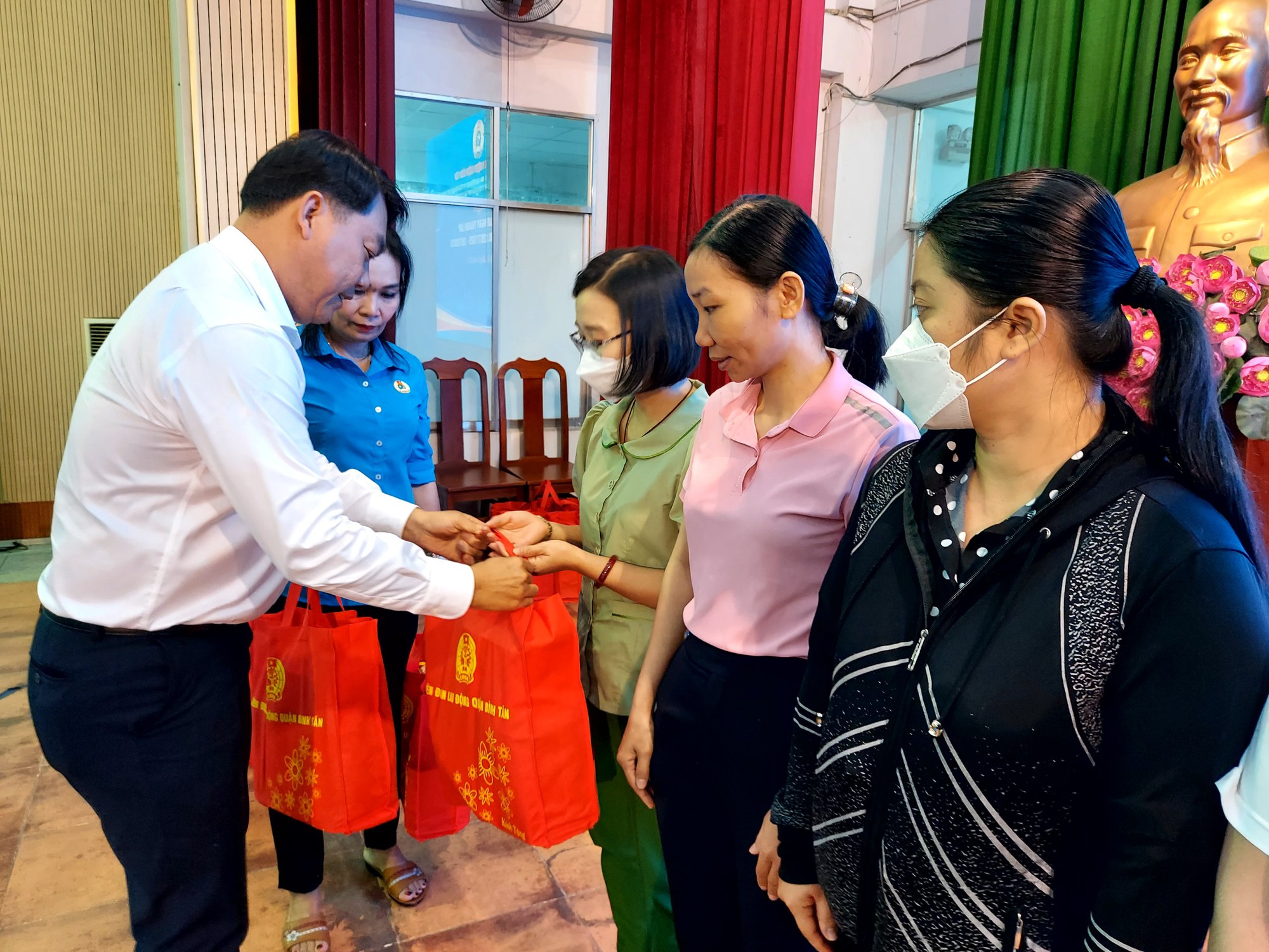 Nhiều hoạt động thiết thực kỷ niệm ng&agrave;y th&agrave;nh lập C&ocirc;ng đo&agrave;n Việt Nam  - Ảnh 6.