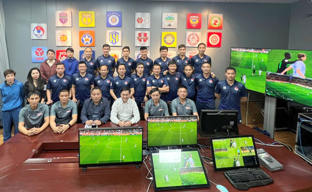 Háo hức chờ áp dụng VAR vào V-League 2023 - Ảnh 1.