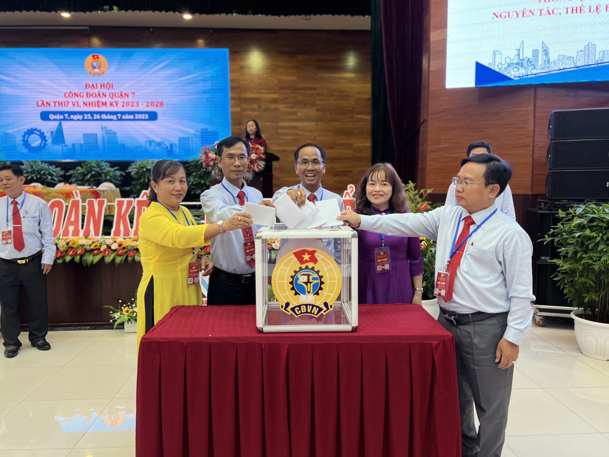 Đẩy mạnh phong trào thi đua lao động giỏi, lao động sáng tạo