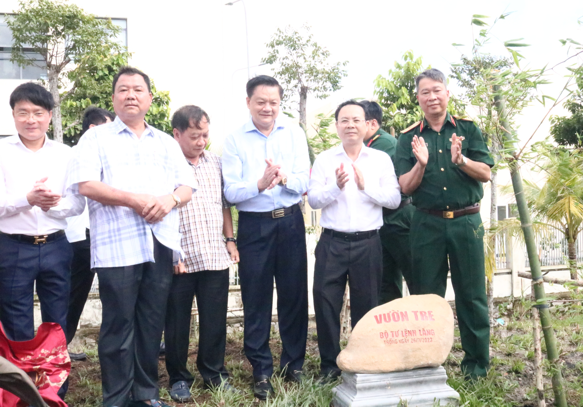 Cung tiến giống tre bên Lăng Chủ tịch Hồ Chí Minh trồng tại Đền thờ Vua Hùng ở Cần Thơ