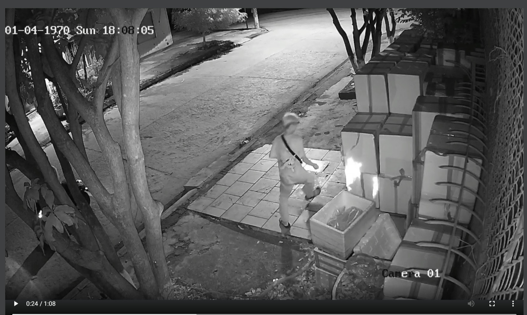 CLIP: Hai mẹ con đang ngủ, cửa h&agrave;ng hải sản bất ngờ bị đốt trong đ&ecirc;m - Ảnh 1.