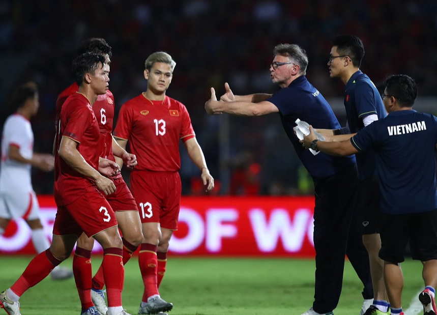 HLV Phlippe Troussier tham dự bốc thăm Vòng loại World Cup 2026