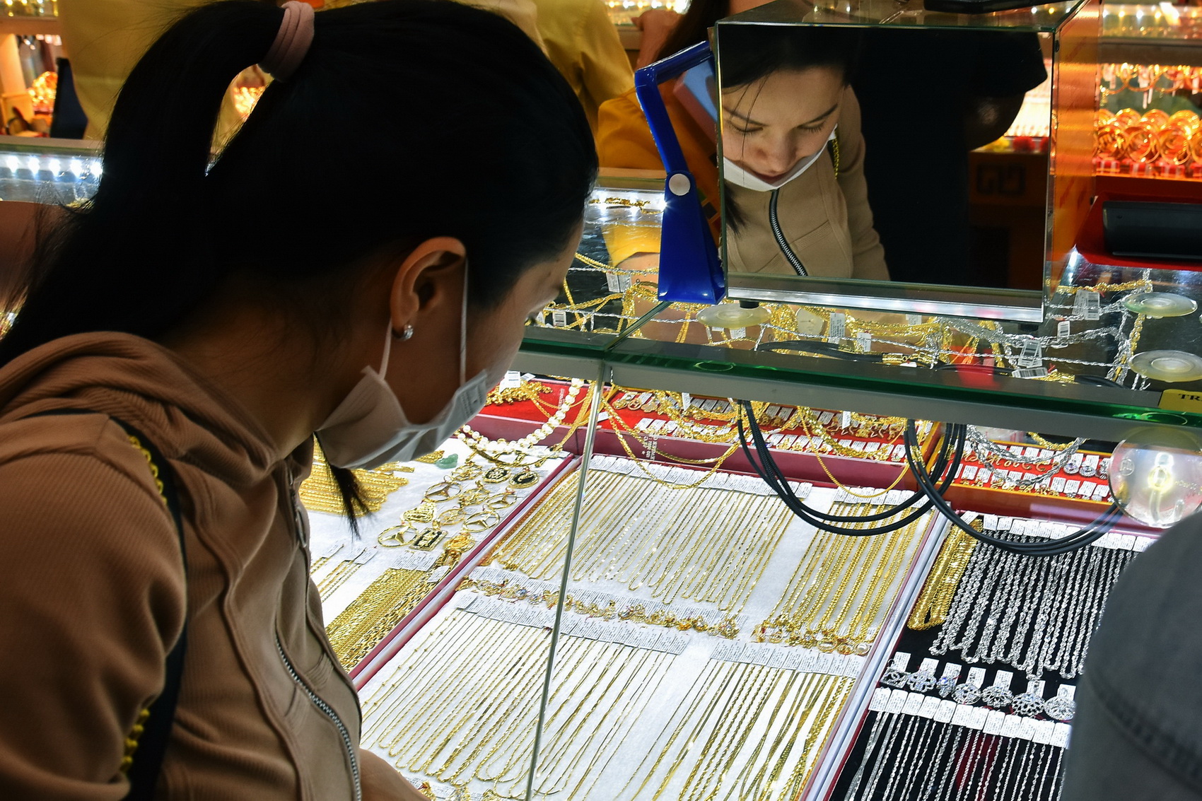 Giá vàng hôm nay 27-7: Vàng trang sức 24K tăng giá mạnh