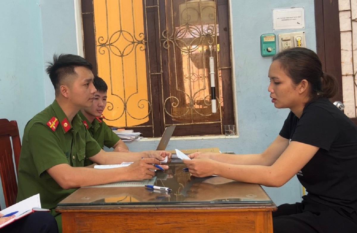 Bắt nữ kế to&aacute;n trường học cho vay l&atilde;i nặng - Ảnh 1.