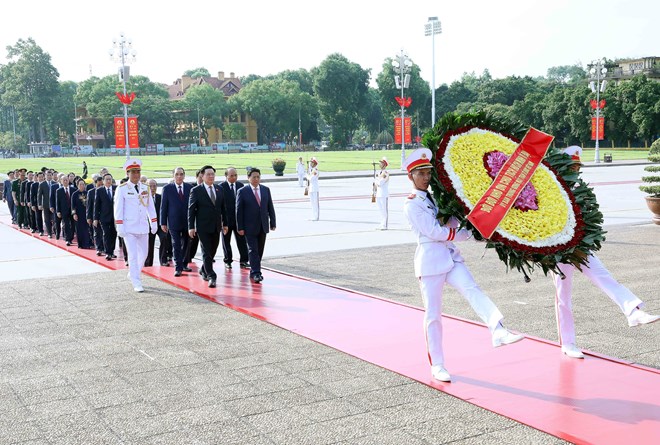 L&atilde;nh đạo Đảng, Nh&agrave; nước tưởng niệm c&aacute;c Anh h&ugrave;ng liệt sĩ, v&agrave;o Lăng viếng Chủ tịch Hồ Ch&iacute; Minh - Ảnh 2.