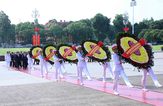 L&atilde;nh đạo Đảng, Nh&agrave; nước tưởng niệm c&aacute;c Anh h&ugrave;ng liệt sĩ, v&agrave;o Lăng viếng Chủ tịch Hồ Ch&iacute; Minh - Ảnh 1.