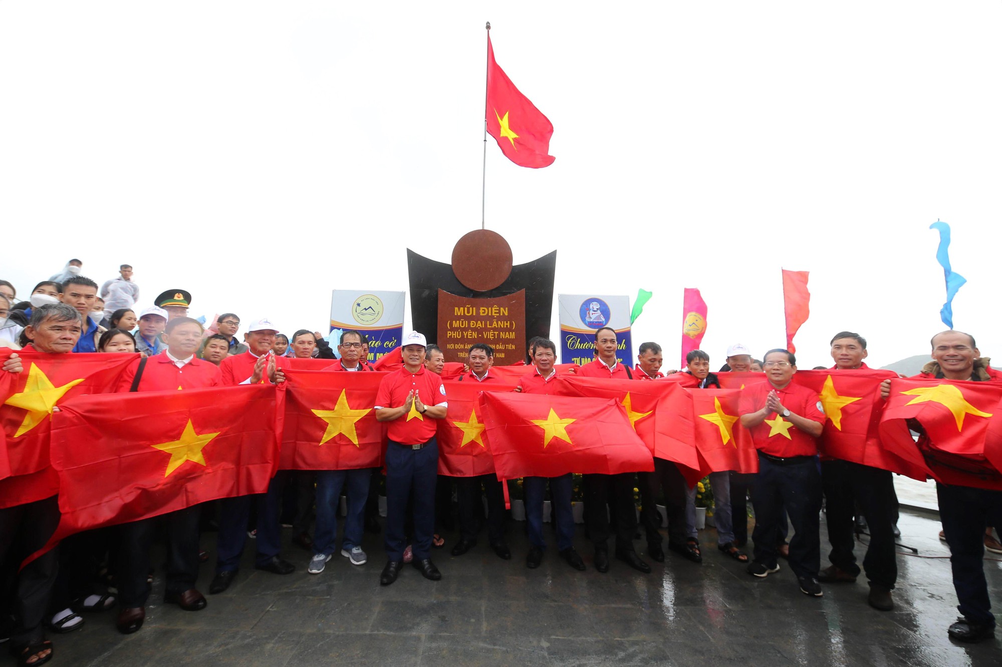Cờ Tổ quốc vươn xa