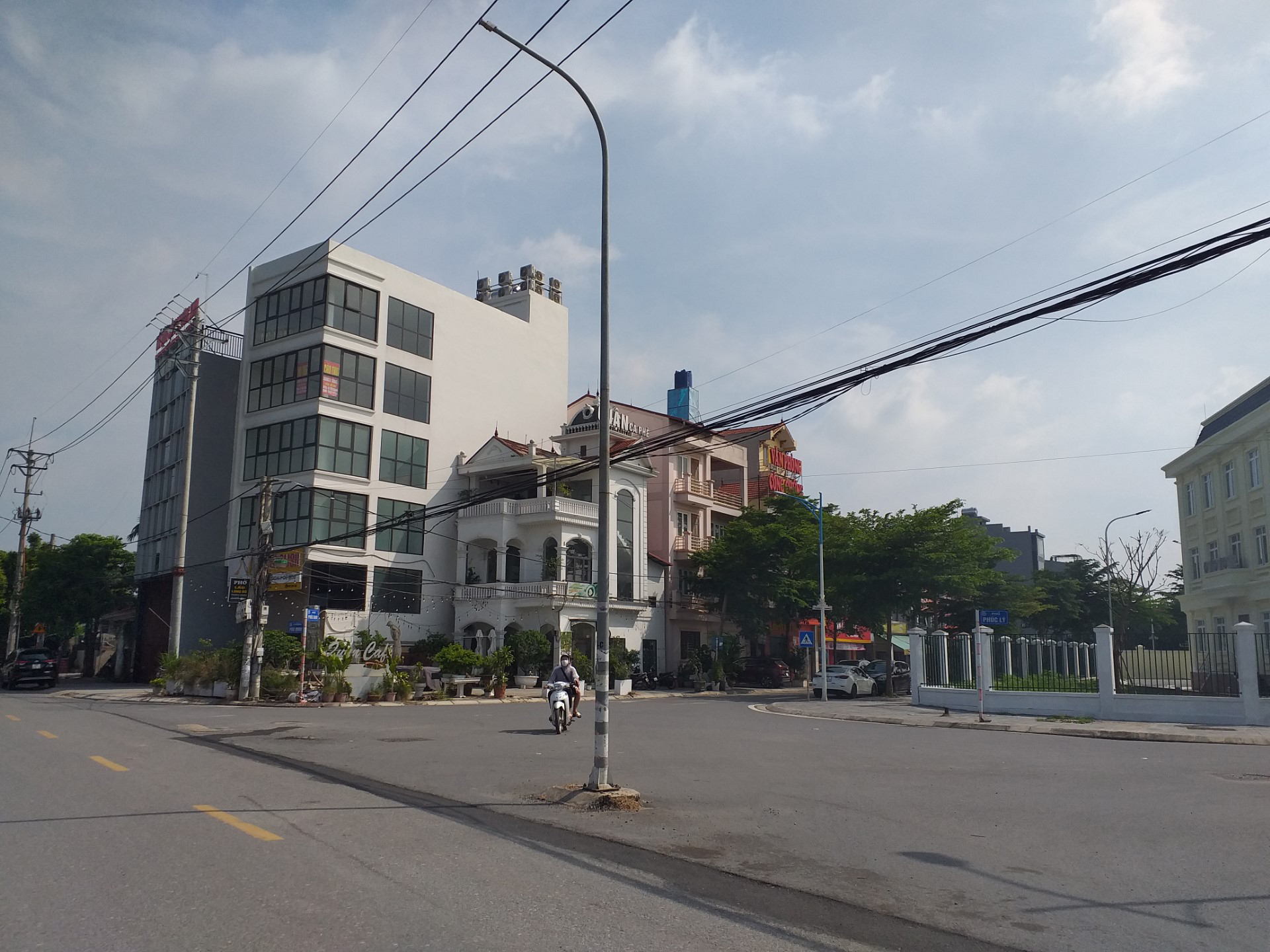 Cột đèn đứng giữa đường