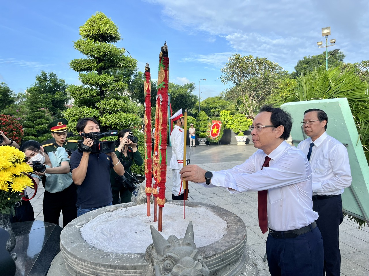Lãnh đạo TP HCM dâng hoa, dâng hương tưởng niệm các anh hùng liệt sĩ - Ảnh 4.
