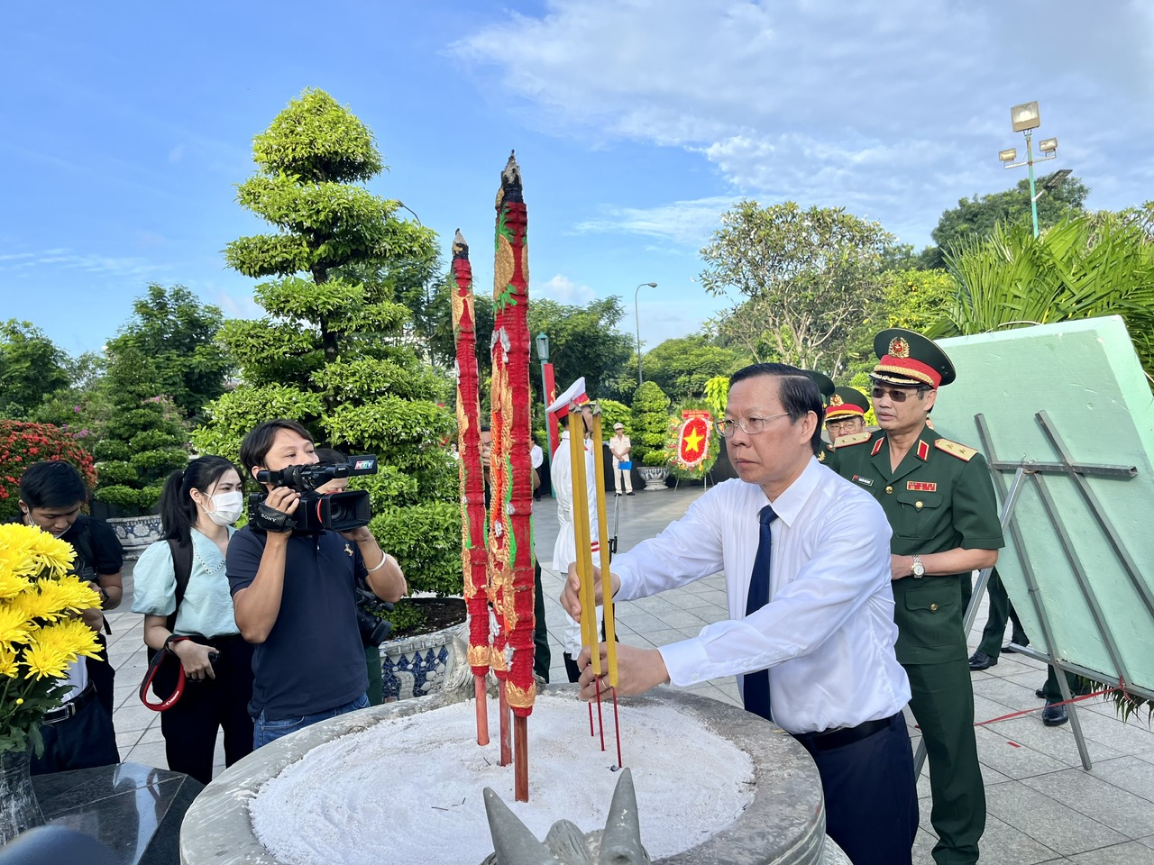 Lãnh đạo TP HCM dâng hoa, dâng hương tưởng niệm các anh hùng liệt sĩ - Ảnh 5.
