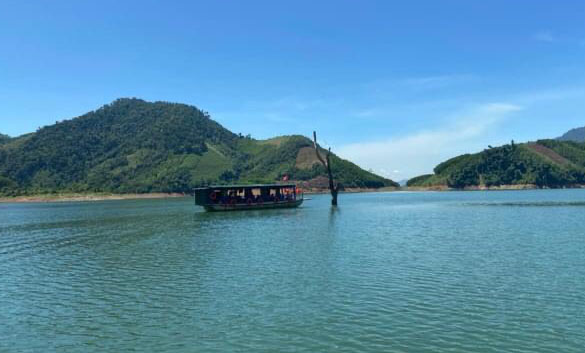 Bồng bềnh trên hồ Nước Trong