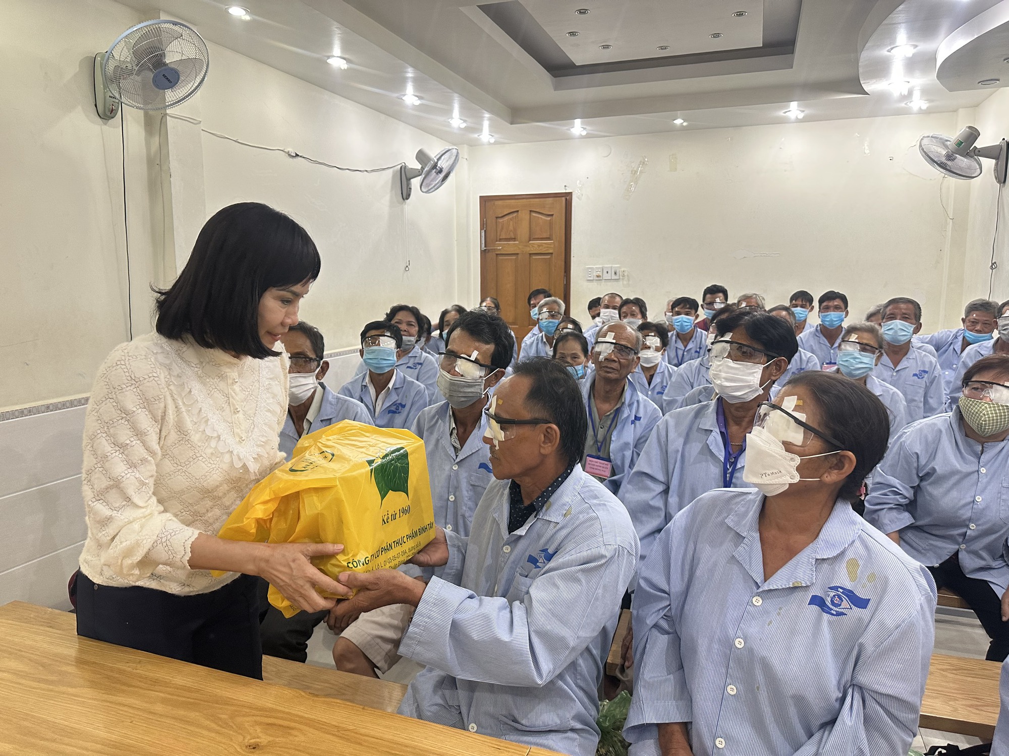 Tập đoàn KIDO ủng hộ 500 triệu đồng giúp mổ mắt miễn phí - Ảnh 2.