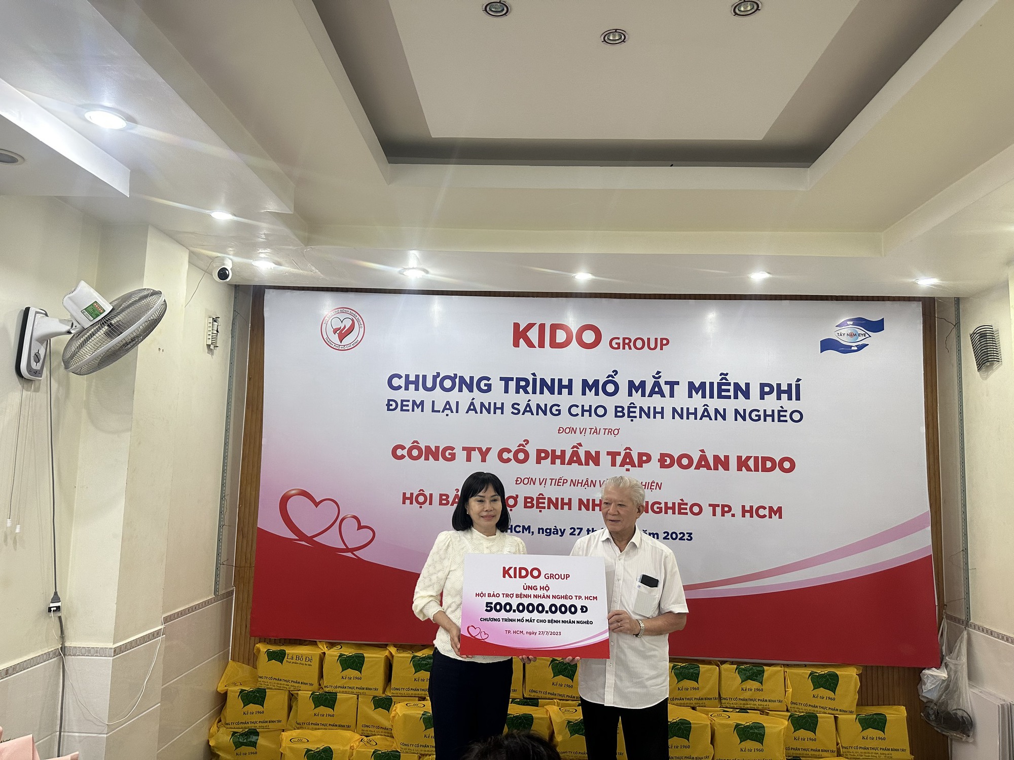 Tập đoàn KIDO ủng hộ 500 triệu đồng giúp mổ mắt miễn phí