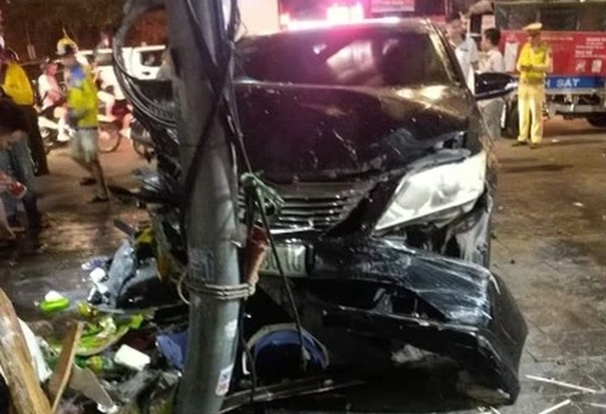 Xế hộp Camry bất ngờ lao lên vỉa hè tông nhiều người ngồi uống nước