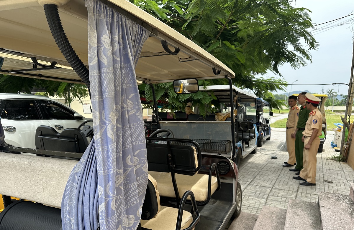 Vụ b&aacute;t nh&aacute;o xe điện ở điểm du lịch biển: 143 xe điện kh&ocirc;ng ph&eacute;p - Ảnh 1.