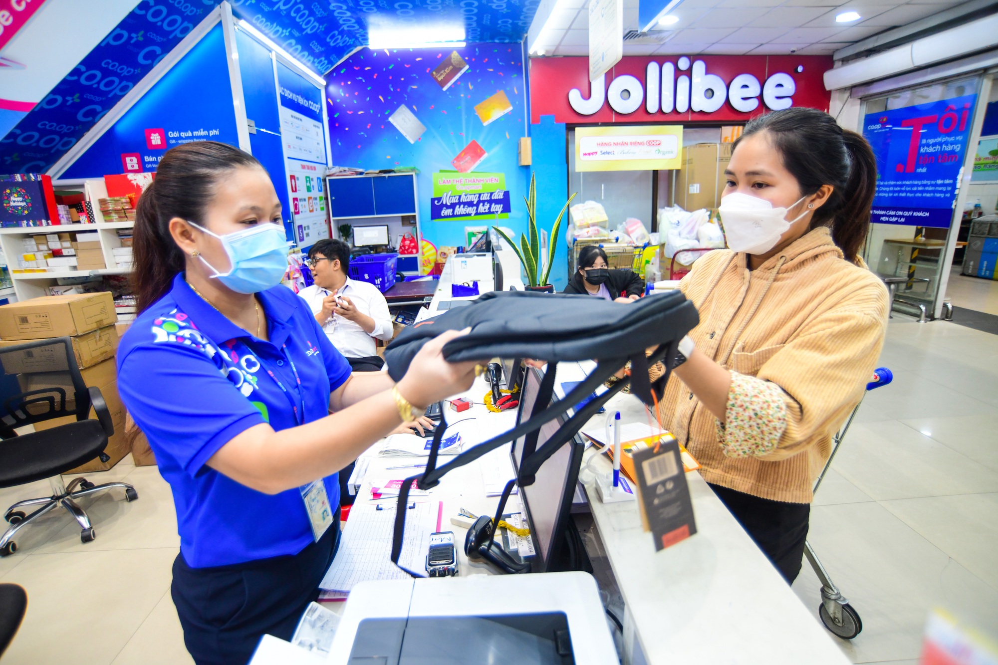 Chương trình Tích tem đổi túi và hành lý của Saigon Co.op thu hút khách
