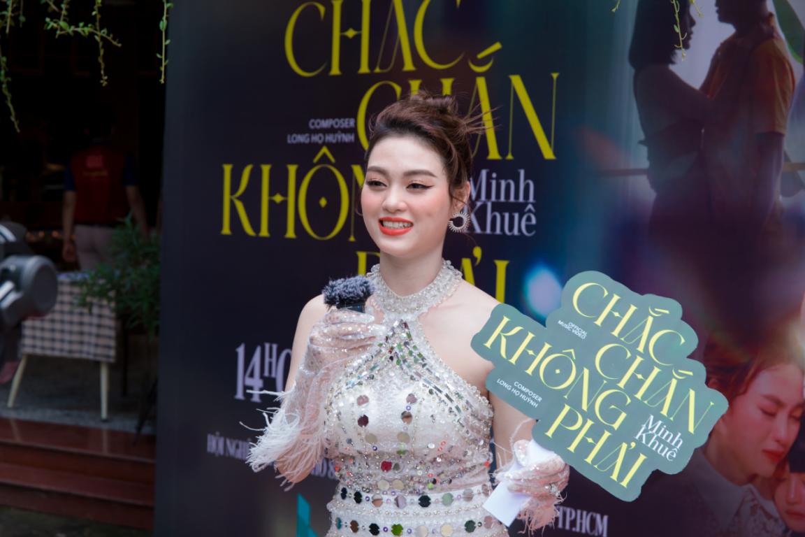 Ca sĩ Minh Khu&ecirc; ra mắt MV Chắc chắn kh&ocirc;ng phải - Ảnh 1.