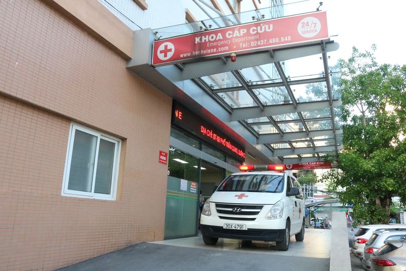 Vụ xe Camry t&ocirc;ng 3 người uống tr&agrave; đ&aacute;: 1 người tử vong, vợ t&agrave;i xế bị thương - Ảnh 1.
