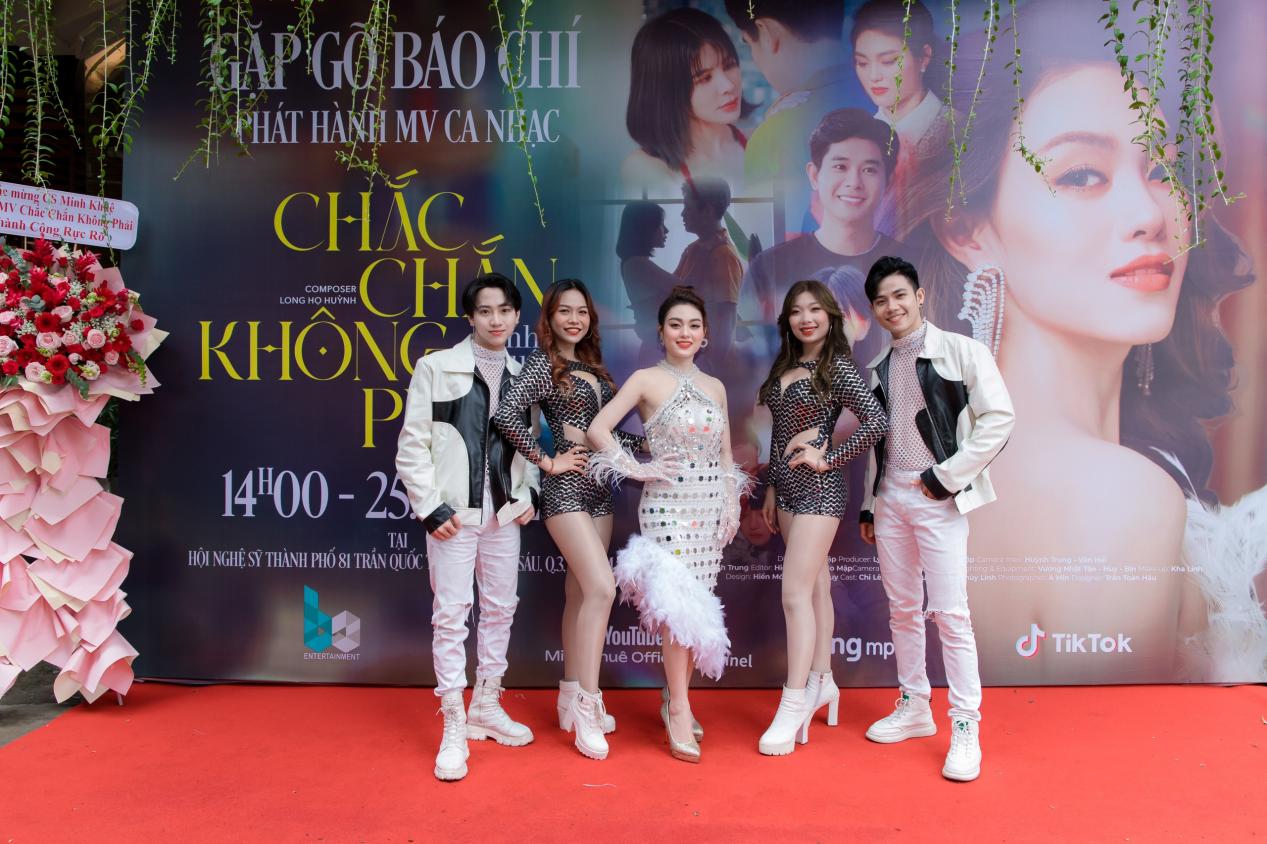 Ca sĩ Minh Khu&ecirc; ra mắt MV Chắc chắn kh&ocirc;ng phải - Ảnh 4.