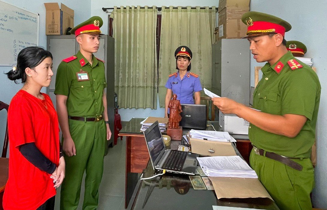 Ch&acirc;n dung 3 đối tượng chiếm đoạt tiền của người đ&agrave;n &ocirc;ng ở Quảng Nam - Ảnh 2.
